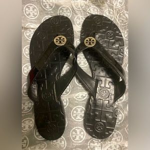 Tory Burch Thora Black Patent Leather Thong Sandals Silver Logo SIZE 8